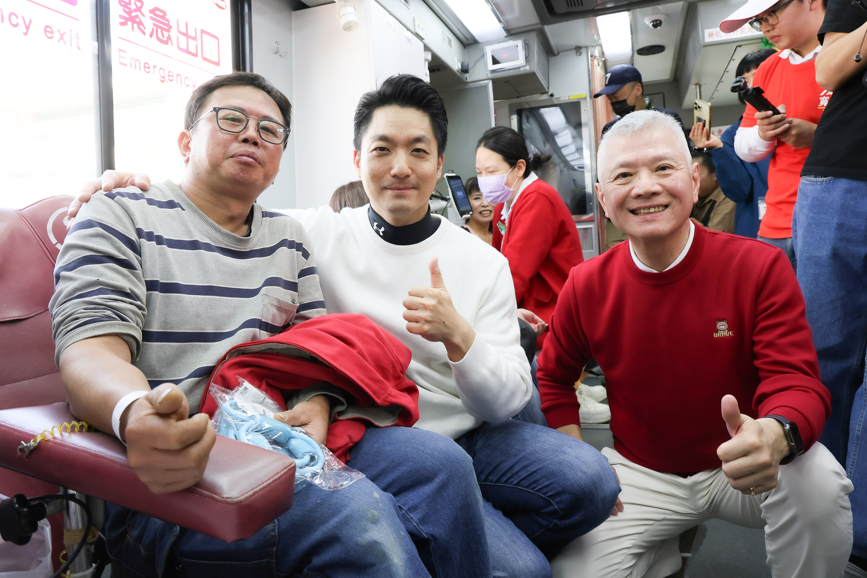 蔣萬安市長(中)力挺「大大攜手讓愛延續」捐血家年華活動!與 大大數位基金會董事長 戴永輝 (右)赴捐血車關懷民眾!